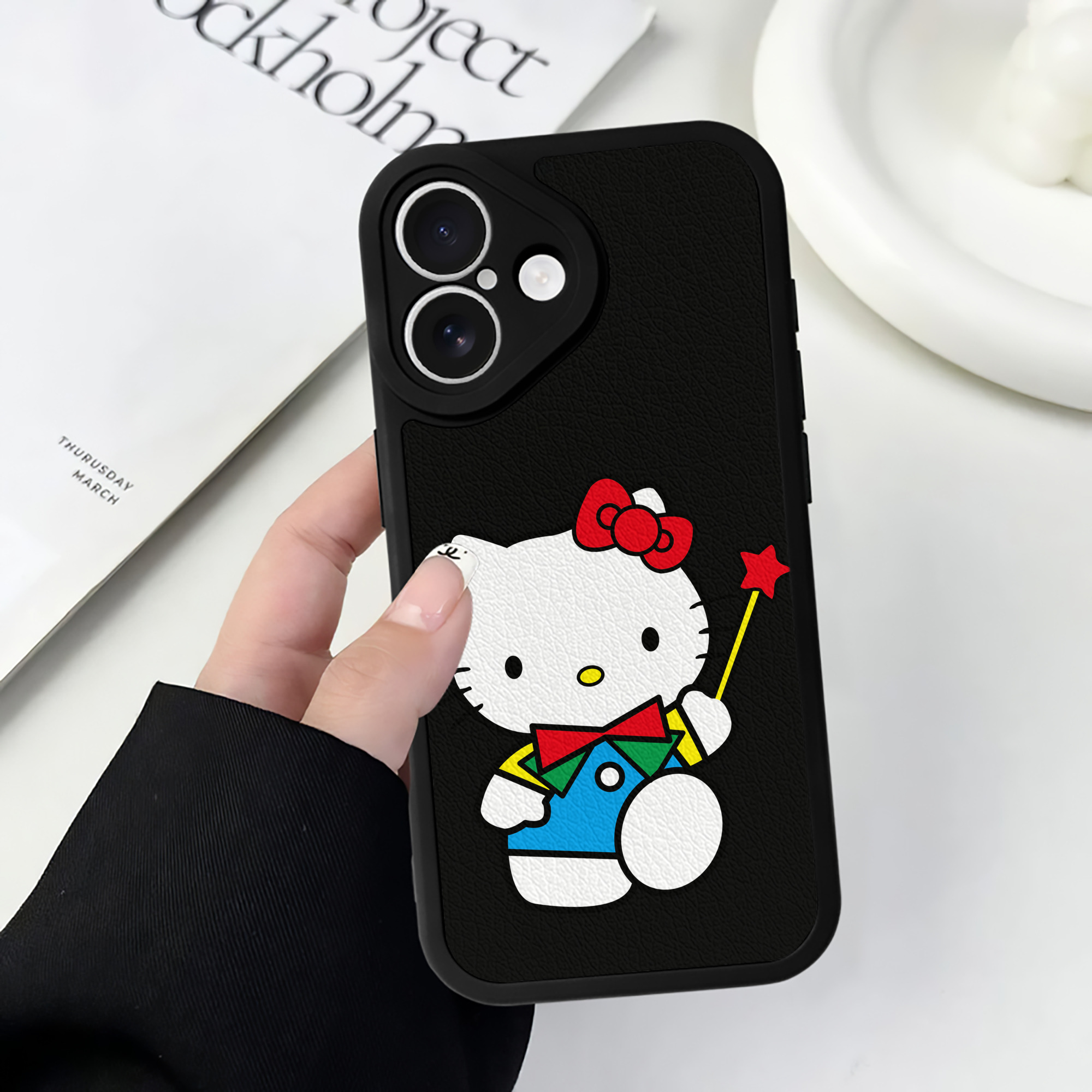 （画像用） Hello Kitty ハローキティ 【iPhone 16シリーズ対応】シリコンスマホケース（レザー調） 材質：シリコン